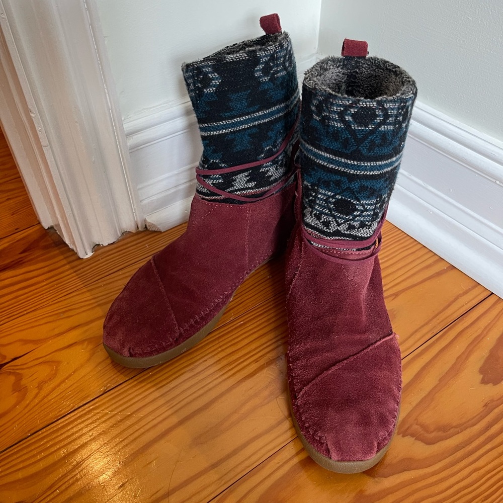 Tom’s boots size 8.5